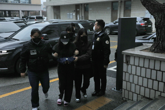 27일 오전 경기도 의정부시 가능동 의정부지방법원에서 아동학대살해 혐의로 구속영장이 청구된 친모 A씨(25)와 계부 B씨(33)가 구속 전 피의자 심문을 위해 법정으로 이동하고 있다. 연합뉴스