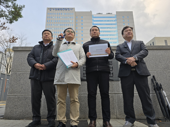 이화영 전 경기도 평화부지사의 변호인들이 27일 오후 경기 수원지방법원 앞에서 법정에서 재판부를 기피신청하고 퇴정한 검사들에 대한 고발 요지를 밝히고 있다. 손성배 기자