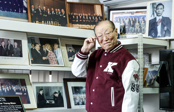 이용만 전 재무부 장관이 지난 4일 오전 서울 강남구에서 중앙일보와 인터뷰 도중 고려대 과잠을 입고 포즈를 취하고 있다. 김성룡 기자