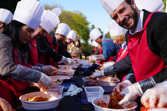 지난 2023년 5월 열린 벨기에 한국문화원에서 열린 '한·EU 수교 60주년 기념 김치 담그기' 행사에 참여한 외국인들의 모습. 외국인 100여명은 이 명인과 함께 김장 체험을 했다. 사진 이 명인