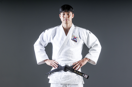 도복을 갖춰 입고 포즈를 취한 김민석. 김성룡 기자