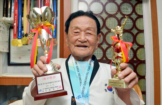 한종상(101)씨가 지난 7월 충북 음성군 자택에서 중앙일보와 인터뷰하고 있다. 태권도 대회에서 받은 최고령 트로피와 메달을 보여주는 모습. 김성태 객원기자