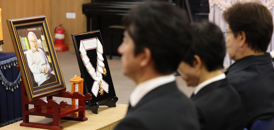 이순재 배우의 옆엔 지난 25일 정부에게 수훈한 금관문화훈장이 놓였다..뉴스1