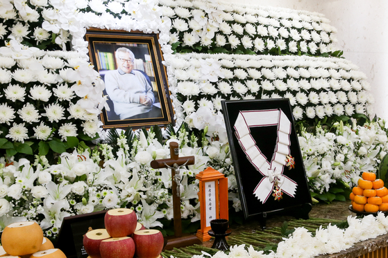 26일 고(故) 이순재 배우의 빈소가 마련된 서울아산병원 장례식장 30호실. 전날 별세한 고인의 영정 사진 아래 제단에 정부가 전날 추서한 금관문화훈장이 놓여 있다. [사진공동취재단]