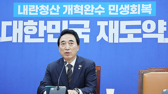 박수현 더불어민주당 수석대변인이 지난 10월 26일 서울 여의도 국회에서 현안 관련 기자간담회를 하고 있다. 뉴스1