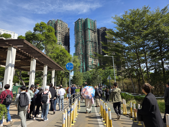 28일(현지시간) 이틀 전 화재가 발생한 홍콩 신계(New Territory) 타이포구의 공공 아파트단지 웡 푹 코트(宏福苑) 모습. 타다 남은 자재가 건물 외벽에 달려 흩날리고 있다. 이도성 기자