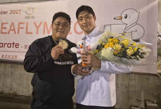 김민석(오른쪽)과 포항시청 석정수 감독. 사진 김민석