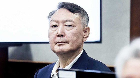 윤석열 전 대통령이 지난 9월 26일 서울 서초구 서울중앙지법에서 열린 특수공무집행방해, 직권남용 권리행사방해 등 혐의 사건 1차 공판에 출석한 모습. 사진공동취재단