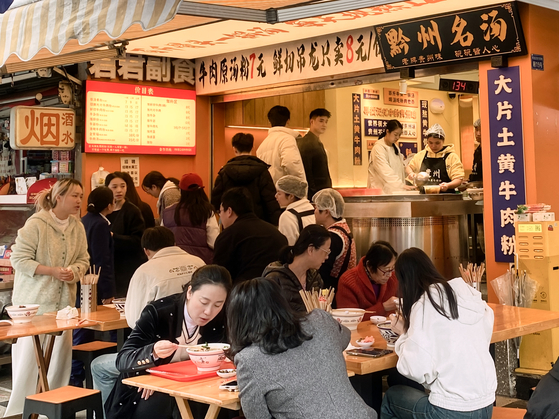 청두 시내의 식당가 풍경. 청두는 중국에서도 알아주는 미식의 고장이다.