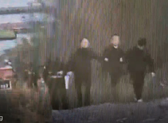 전 연인인 장기 실종 여성을 살해한 혐의로 긴급 체포된 50대 김모씨가 지난 26일 오후 충북 충주호에서 경찰에 실종 여성의 차량을 유기한 지점을 밝힌 뒤 다시 호송되고 있다. 연합뉴스