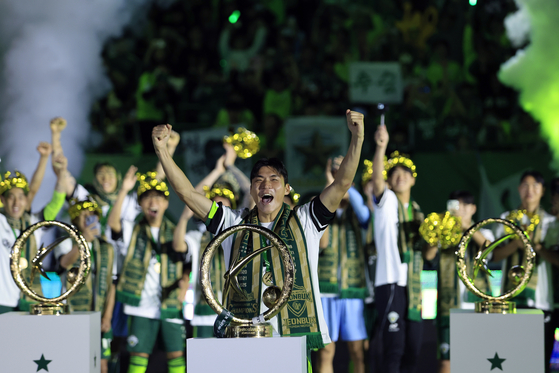 전북현대의 주장 박진섭이 지난 8일 팀의 10번째 우승 기념식에서 기뻐하고 있다. [뉴스1]