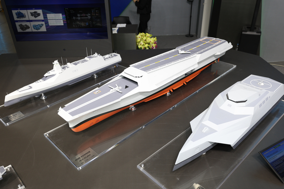  HD현대가 마덱스 2025에서 선보인 미래 함정들. 제일 왼쪽에 있는 미래형 전투함이 안두릴과 공동제작하는 ASV 시제함과 다소 비슷한 형상이다. 왼쪽 둘째부터는 미래형 무인전력모함, 기동형 무인전력모함. 사진 HD현대