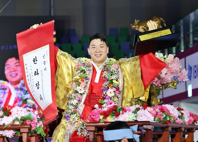 김무호가 27일 경북 의성군 의성종합체육관에서 열린 대회 한라급(105kg 이하) 장사 결정전(5전 3선승제)에서 박민교(용인특례시청)를 3-0으로 꺾고 우승을 차지했다. / 대한씨름협회