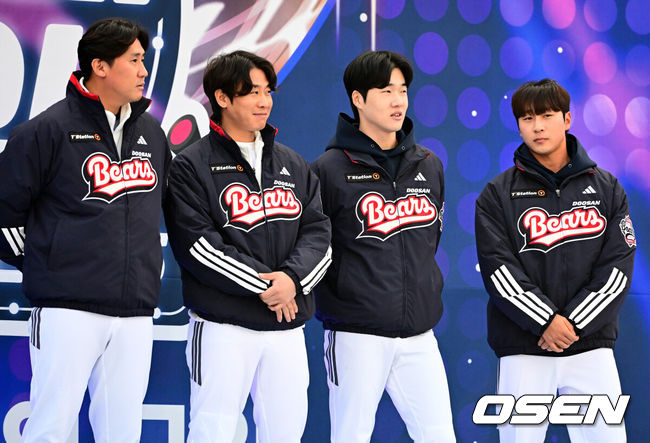 [OSEN=잠실, 지형준 기자] 프로야구 두산 베어스가 23일 오후 서울 잠실야구장에서 ‘2025곰들의 모임’을 개최했다.곰들의 모임은 한 시즌 동안 변함없는 응원을 보내준 최강10번타자 팬들에게 감사의 마음을 전하기 위해 마련된 팬 페스티벌이다.신입 선수 이용찬, 박찬호, 조수행, 이상혁이 무대에 올라 인사를 하고 있다. 2025.11.23 /jpnews@osen.co.kr