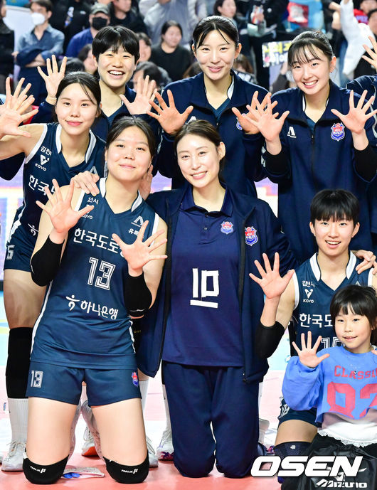 [OSEN=김천, 박준형 기자] 한국도로공사가 10연승을 질주했다.한국도로공사가 27일 김천실내체육관에서 열린 '진에어 2025~2026시즌 V리그 여자부'페퍼저축은행과 홈경기에서 세트스코어 3대0(25-19, 25-21, 25-23)으로 이겼다. 도로공사는 시즌 성적 10승1패, 승점 28점을 기록해 선두를 질주했다. 3위 페퍼저축은행은 승점 추가에 실패해 6승4패, 승점 16점에 머물렀다.경기 종료 후 10연승 기록한 한국도로공사 선수들이 부상으로 결장한 배유나와 함께 포즈를 취하고 있다. 2025.11.27 / soul1014@osen.co.kr