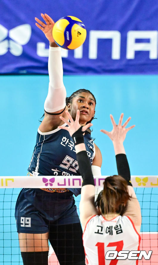 [OSEN=김천, 박준형 기자] 한국도로공사가 10연승을 질주했다.한국도로공사가 27일 김천실내체육관에서 열린 '진에어 2025~2026시즌 V리그 여자부'페퍼저축은행과 홈경기에서 세트스코어 3대0(25-19, 25-21, 25-23)으로 이겼다. 도로공사는 시즌 성적 10승1패, 승점 28점을 기록해 선두를 질주했다. 3위 페퍼저축은행은 승점 추가에 실패해 6승4패, 승점 16점에 머물렀다.1세트 한국도로공사 모마가 강타를 날리고 있다.  2025.11.27 / soul1014@osen.co.kr