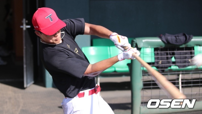 오키나와 마무리캠프에 참가한 박민이 힘찬 스윙을 하고 있다. /KIA 타이거즈 제공