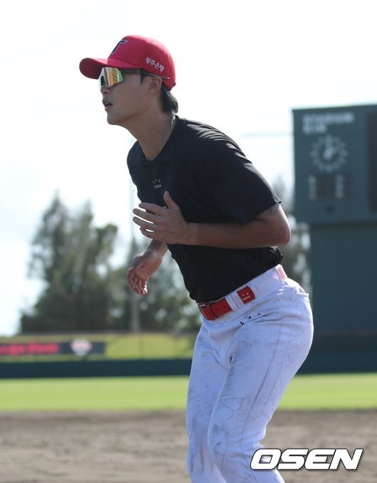 오키나와 마무리캠프에 참가한 박민이 주루훈련을 펼치고 있다. /KIA 타이거즈 제공