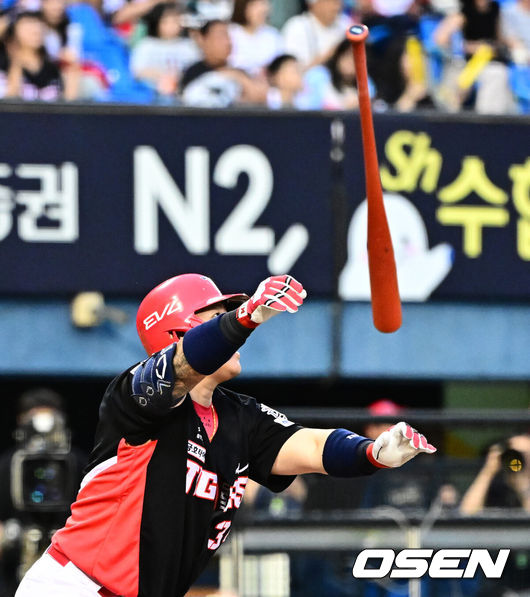 [OSEN=잠실, 지형준 기자] 13일 오후 서울 잠실구장에서 ‘2025 신한 SOL Bank KBO리그’ LG 트윈스와 KIA 타이거즈의 경기가 열렸다.LG는 임찬규, KIA는 이의리가 선발로 나섰다.6회초 무사에서 KIA 최형우가 역전 우월 솔로포를 날리고 있다. 2025.09.13 /jpnews@osen.co.kr