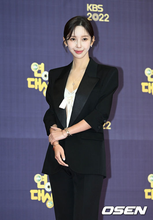 [OSEN=조은정 기자]24일 오후 서울 영등포구 KBS홀에서 2022 KBS 연예대상이 열렸다.작가 야옹이가 포즈를 취하고 있다. 2022.12.24 /cej@osen.co.kr