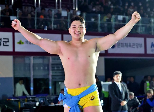 김무호가 27일 경북 의성군 의성종합체육관에서 열린 대회 한라급(105kg 이하) 장사 결정전(5전 3선승제)에서 박민교(용인특례시청)를 3-0으로 꺾고 우승을 차지했다. / 대한씨름협회