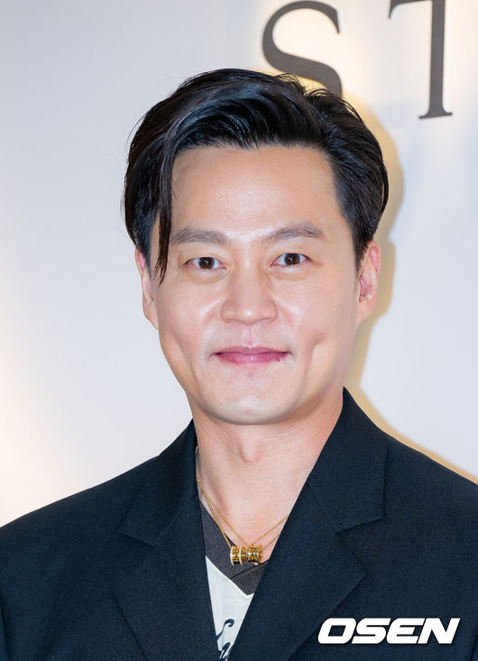 [OSEN=민경훈 기자] 배우 이서진이 14일 오후 서울 광진구 워커힐 호텔 빛의 라운지에서 진행된 럭셔리 주얼리 브랜드 포토콜 행사에 참석했다.배우 이서진이 입장하며 포즈를 취하고 있다. 2024.03.14 / rumi@osen.co.kr