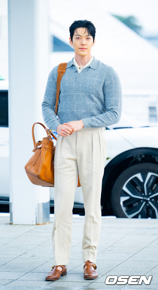 [OSEN=인천공항, 민경훈 기자] 배우 김우빈이 27일 오후 해외 일정차 인천국제공항을 통해 태국 방콕으로 출국했다.한편, 김우빈은 배우 신민아와 교제 10년 만에 부부의 연을 맺는다.오는 12월 20일 서울 장충동 신라호텔에서 결혼식을 올린다.배우 김우빈이 출국장으로 향하며 포즈를 취하고 있다. 2025.11.27 /rumi@osen.co.kr