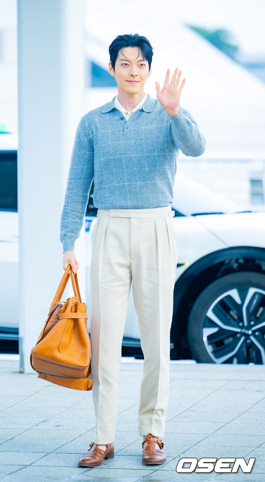 [OSEN=인천공항, 민경훈 기자] 배우 김우빈이 27일 오후 해외 일정차 인천국제공항을 통해 태국 방콕으로 출국했다.한편, 김우빈은 배우 신민아와 교제 10년 만에 부부의 연을 맺는다.오는 12월 20일 서울 장충동 신라호텔에서 결혼식을 올린다.배우 김우빈이 출국장으로 향하며 포즈를 취하고 있다. 2025.11.27 /rumi@osen.co.kr