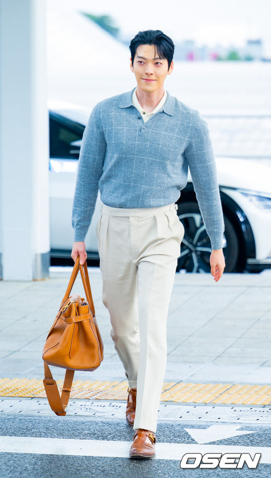 [OSEN=인천공항, 민경훈 기자] 배우 김우빈이 27일 오후 해외 일정차 인천국제공항을 통해 태국 방콕으로 출국했다.한편, 김우빈은 배우 신민아와 교제 10년 만에 부부의 연을 맺는다.오는 12월 20일 서울 장충동 신라호텔에서 결혼식을 올린다.배우 김우빈이 출국장으로 향하며 포즈를 취하고 있다. 2025.11.27 /rumi@osen.co.kr
