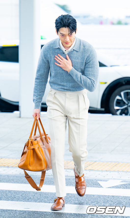 [OSEN=인천공항, 민경훈 기자] 배우 김우빈이 27일 오후 해외 일정차 인천국제공항을 통해 태국 방콕으로 출국했다.한편, 김우빈은 배우 신민아와 교제 10년 만에 부부의 연을 맺는다.오는 12월 20일 서울 장충동 신라호텔에서 결혼식을 올린다.배우 김우빈이 출국장으로 향하며 포즈를 취하고 있다. 2025.11.27 /rumi@osen.co.kr