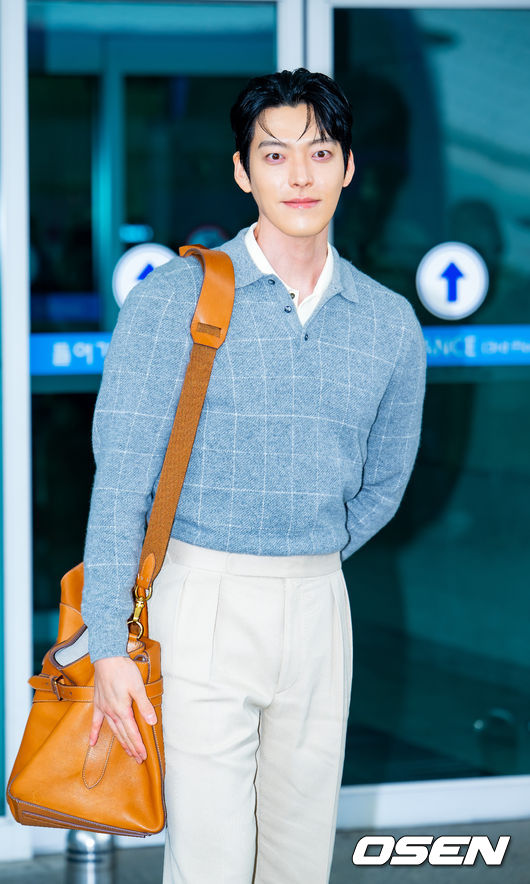 [OSEN=인천공항, 민경훈 기자] 배우 김우빈이 27일 오후 해외 일정차 인천국제공항을 통해 태국 방콕으로 출국했다.한편, 김우빈은 배우 신민아와 교제 10년 만에 부부의 연을 맺는다.오는 12월 20일 서울 장충동 신라호텔에서 결혼식을 올린다.배우 김우빈이 출국장으로 향하며 포즈를 취하고 있다. 2025.11.27 /rumi@osen.co.kr