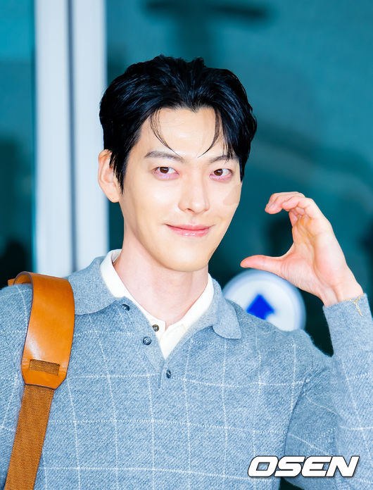 [OSEN=인천공항, 민경훈 기자] 배우 김우빈이 27일 오후 해외 일정차 인천국제공항을 통해 태국 방콕으로 출국했다.한편, 김우빈은 배우 신민아와 교제 10년 만에 부부의 연을 맺는다.오는 12월 20일 서울 장충동 신라호텔에서 결혼식을 올린다.배우 김우빈이 출국장으로 향하며 포즈를 취하고 있다. 2025.11.27 /rumi@osen.co.kr