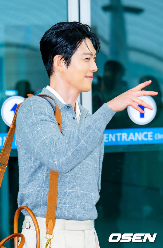 [OSEN=인천공항, 민경훈 기자] 배우 김우빈이 27일 오후 해외 일정차 인천국제공항을 통해 태국 방콕으로 출국했다.한편, 김우빈은 배우 신민아와 교제 10년 만에 부부의 연을 맺는다.오는 12월 20일 서울 장충동 신라호텔에서 결혼식을 올린다.배우 김우빈이 출국장으로 향하며 포즈를 취하고 있다. 2025.11.27 /rumi@osen.co.kr