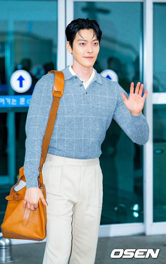 [OSEN=인천공항, 민경훈 기자] 배우 김우빈이 27일 오후 해외 일정차 인천국제공항을 통해 태국 방콕으로 출국했다.한편, 김우빈은 배우 신민아와 교제 10년 만에 부부의 연을 맺는다.오는 12월 20일 서울 장충동 신라호텔에서 결혼식을 올린다.배우 김우빈이 출국장으로 향하며 포즈를 취하고 있다. 2025.11.27 /rumi@osen.co.kr