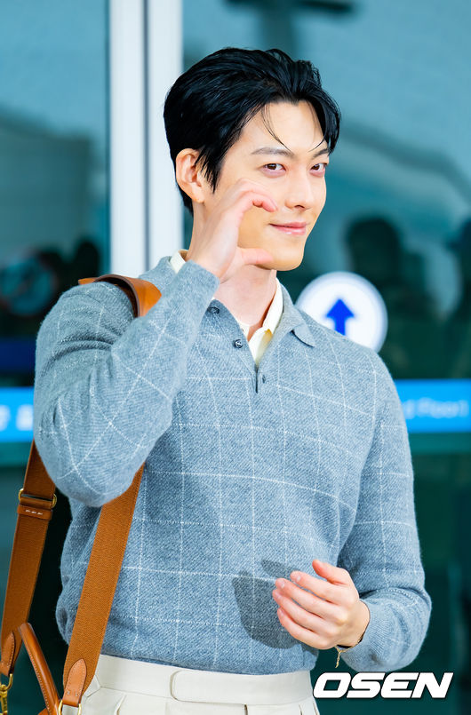 [OSEN=인천공항, 민경훈 기자] 배우 김우빈이 27일 오후 해외 일정차 인천국제공항을 통해 태국 방콕으로 출국했다.한편, 김우빈은 배우 신민아와 교제 10년 만에 부부의 연을 맺는다.오는 12월 20일 서울 장충동 신라호텔에서 결혼식을 올린다.배우 김우빈이 출국장으로 향하며 포즈를 취하고 있다. 2025.11.27 /rumi@osen.co.kr