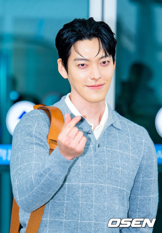 [OSEN=인천공항, 민경훈 기자] 배우 김우빈이 27일 오후 해외 일정차 인천국제공항을 통해 태국 방콕으로 출국했다.한편, 김우빈은 배우 신민아와 교제 10년 만에 부부의 연을 맺는다.오는 12월 20일 서울 장충동 신라호텔에서 결혼식을 올린다.배우 김우빈이 출국장으로 향하며 포즈를 취하고 있다. 2025.11.27 /rumi@osen.co.kr