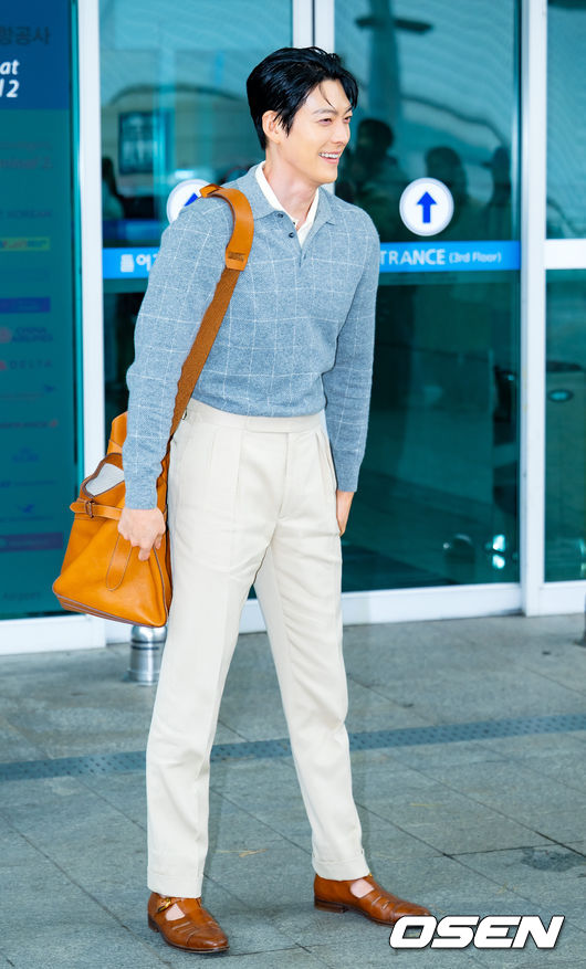[OSEN=인천공항, 민경훈 기자] 배우 김우빈이 27일 오후 해외 일정차 인천국제공항을 통해 태국 방콕으로 출국했다.한편, 김우빈은 배우 신민아와 교제 10년 만에 부부의 연을 맺는다.오는 12월 20일 서울 장충동 신라호텔에서 결혼식을 올린다.배우 김우빈이 출국장으로 향하며 포즈를 취하고 있다. 2025.11.27 /rumi@osen.co.kr