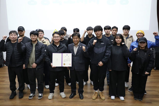 우석대 진천캠퍼스가 28일 청주시 상당구 시청자미디어재단 충북센터에서 열린 충북인재 재능나눔 사업 성과공유회에서 충청북도지사 표창을 받으며 지역사회 공헌과 재능나눔 성과를 인정받았다. / 우석대