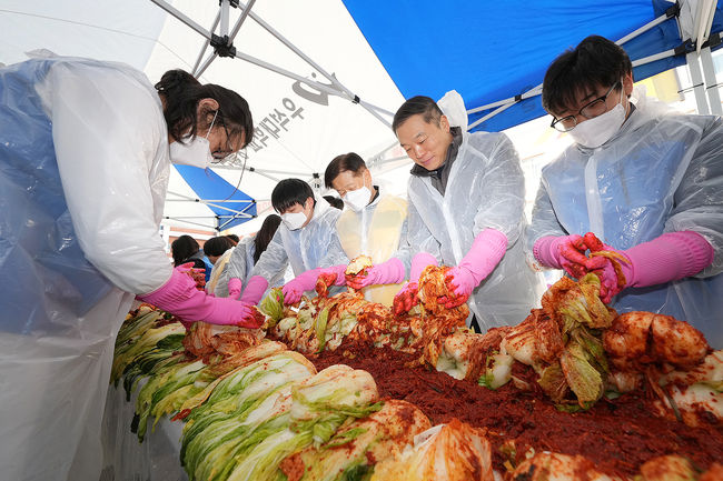 우석대가 지역사회와의 상생 협력을 강화하고, 학생과 교직원들의 사회참여 역량을 높이기 위해 겨울맞이 나눔 활동을 이어갔다. / 우석대