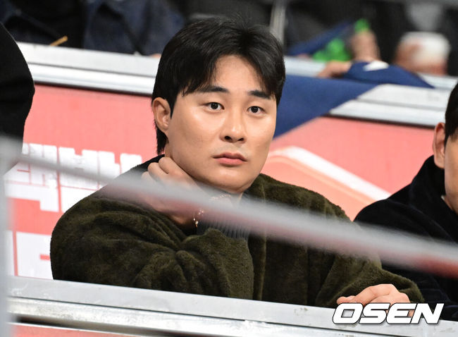 [OSEN=고척, 조은정 기자]8일 서울 구로구 고척스카이돔에서 ‘2025 NAVER K-BASEBALL SERIES’ 대한민국 야구 대표팀과 체코 야구 대표팀의 경기가 열렸다.한국은8일과 9일 2025 K-베이스볼 시리즈 체코 대표팀과의 2경기를 시작으로15일과 16일 양일에 걸쳐 도쿄돔에서 일본 대표팀과 2경기를 치른다.애틀랜타 브레이브스 김하성이 경기장을 찾았다. 2025.11.08 /cej@osen.co.kr