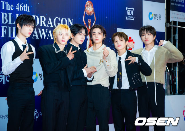 [OSEN=민경훈 기자] 19일 오후 서울 여의도 KBS홀에서 제46회 청룡영화상 시상식 전 레드카펫&포토월 행사가 열렸다.한편 배우 한지민과 이제훈이 공동 MC를 맡은 제46회 청룡영화상 시상식은 KBS2를 통해 생중계된다.그룹 보이넥스트도어가 포토타임을 갖고 있다. 2025.11.19 / rumi@osen.co.kr