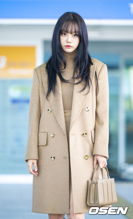 [OSEN=인천공항, 박준형 기자]  배우혜리가5일 오후 인천국제공항을 통해 해외 일정 참석차 대만으로 출국했다. 혜리는 내년 방영 예정인ENA새 드라마 ‘그대에게 드림’에서 생계형 리포터 주이재 역으로 시청자들과 만날 예정이다. 또 넷플릭스 예능 ‘미스터리 수사단 시즌2’,영화 ‘열대야’를 통해 활동을 이어간다.배우 혜리가 출국에 앞서 포즈를 취하고 있다.    2025.11.05 / soul1014@osen.co.kr