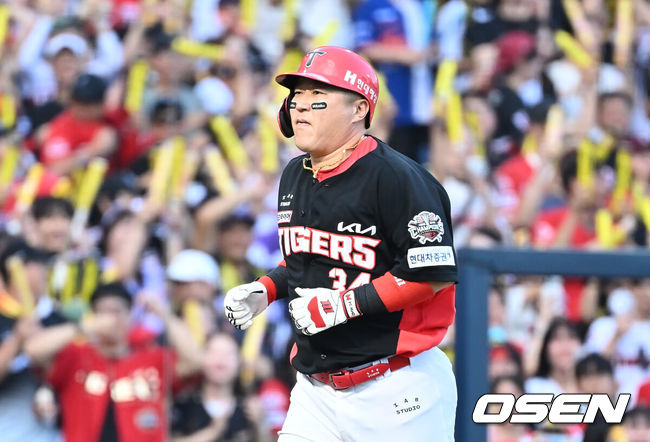 [OSEN=창원, 이석우 기자] 6일 창원NC파크에서 2025 신한 SOL 뱅크 KBO 리그 NC 다이노스와 KIA 타이거즈의 경기가 열렸다. 홈팀 NC는 라일리가, 방문팀 KIA는 올러가 선발 출전했다. KIA 타이거즈 최형우가 2회초 우월 솔로 홈런을 치고 세리머니를 하고 있다. 2025.09.06 / foto0307@osen.co.kr