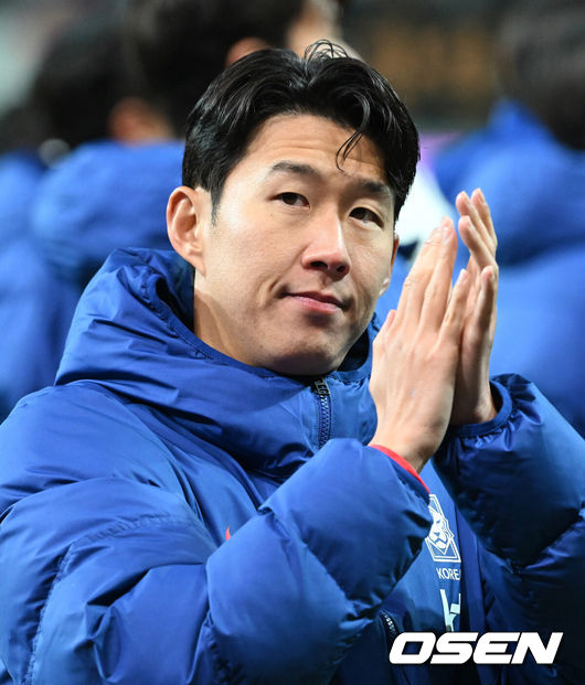 [OSEN=서울월드컵경기장, 이대선 기자] 홍명보호가 어려운 경기 끝에 2025년 마지막 A매치를 승리로 장식했다.홍명보 감독이 이끄는 한국 축구대표팀은 18일 오후 8시 서울월드컵경기장에서 열린11월 A매치 두 번째 친선경기에서'아프리카 강호' 가나를 상대로 1-0 승리했다.내달 2026 국제축구연맹(FIFA) 북중미 월드컵 조 추첨을 앞두고 열리는 마지막 평가전이었다.한국은 가나까지 잡아내면서 사상 최초로월드컵 포트 2를 확정하게 됐다.경기 종료 후 대한민국 손흥민이 관중석을 향해 인사를 하고 있다. 2025.11.18 /sunday@osen.co.kr