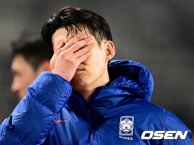 [OSEN=고양, 최규한 기자] 대한민국 대표팀이 홈에서 오만에 1-1로 비겼다.홍명보(56)감독이 이끄는 한국 축구 대표팀은 20일 오후 8시 고양종합운동장에서 열린 2026 국제축구연맹(FIFA) 북중미 월드컵 아시아지역 3차 예선 B조 7차전 오만과 맞대결을 치러 1-1로 비겼다. 경기를 마치고 한국 손흥민을 비롯한 선수들이 아쉬워하고 있다. 2025.03.20 / dreamer@osen.co.kr