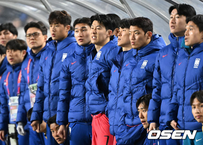 [OSEN=수원, 이대선 기자] 홍명보호가 이번에도 승리하지 못했다. 요르단과 아쉬운 무승부를 거두면서 3경기 연속 승점 1점을 추가하는 데만족해야 했다.홍명보 감독이이끄는 대한민국 축구대표팀은 25일 오후 8시 수원월드컵경기장에서 열린 2026 국제축구연맹(FIFA) 북중미 월드컵 아시아지역 3차 예선 B조 8차전에서 요르단과 1-1로 비겼다.후반 교체된 손흥민이 벤치에서 경기를 바라보고 있다. 2025.03.25 /sunday@osen.co.kr