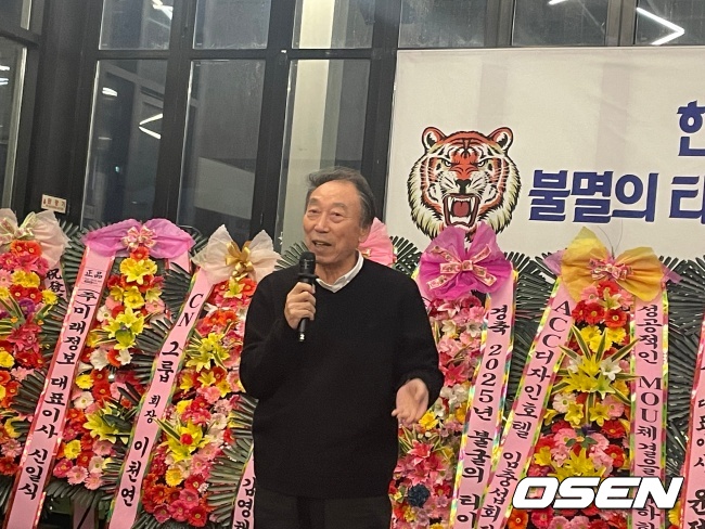 김봉연 레전드가 인사를 하고 있다. /OSEN DB