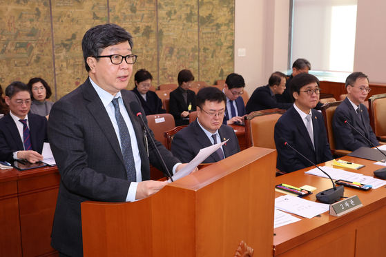 편장완 한국예술종합학교 총장이 28일 서울 여의도 국회에서 열린 문화체육관광위원회 전체회의에서 학교폭력 가해자 기록이 있는 수험생이 합격한 것과 관련해 현안보고를 하고 있다. 연합뉴스