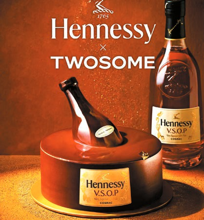 투썸플레이스가 헤네시와 협업해 선보인 헤네시 V.S.O.P 케이크. [사진 각 브랜드]