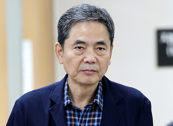 대장동 개발업자들로부터 아들의 퇴직·성과금 명목으로 약 50억원을 수수했다는 혐의 등으로 재판에 넘겨진 곽상도 전 국민의힘 의원이 2024년 7월 16일 오전 서울 서초구 서울고등법원에서 열린 항소심 1차 공판에 출석하고 있다. 뉴스1